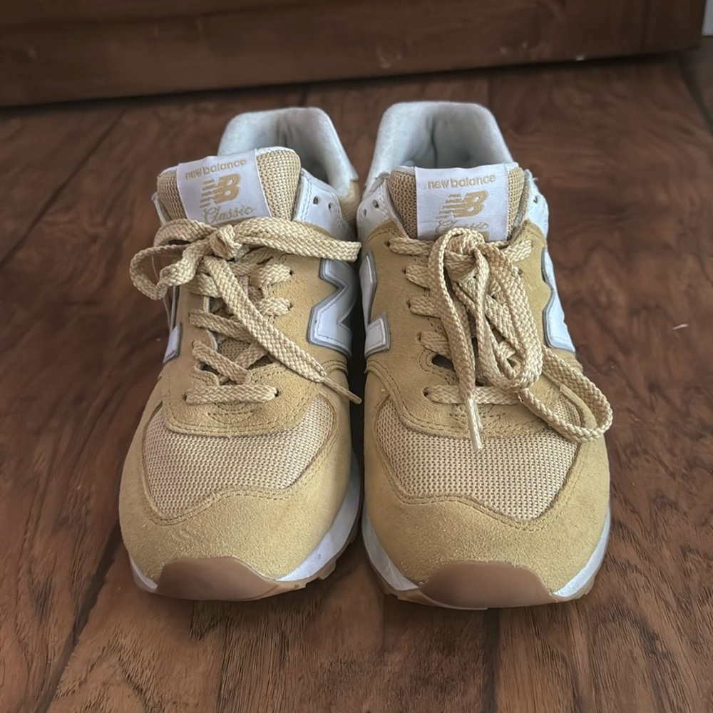 Yellow Women’s size 8 New Balance. They have only been worn once.